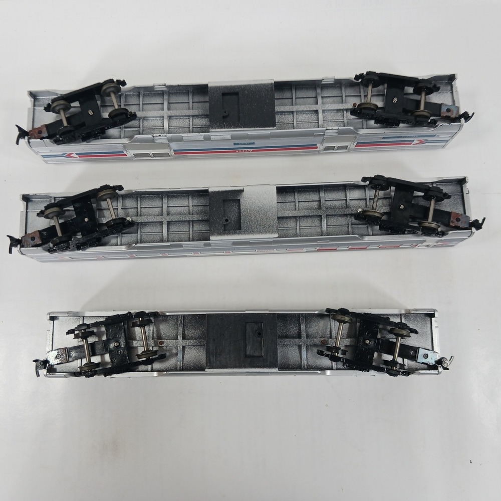 Amtrak HO Scale Model Train Set Locomotive 503 and 3 Passenger Cars Silver - Picture 6 of 16